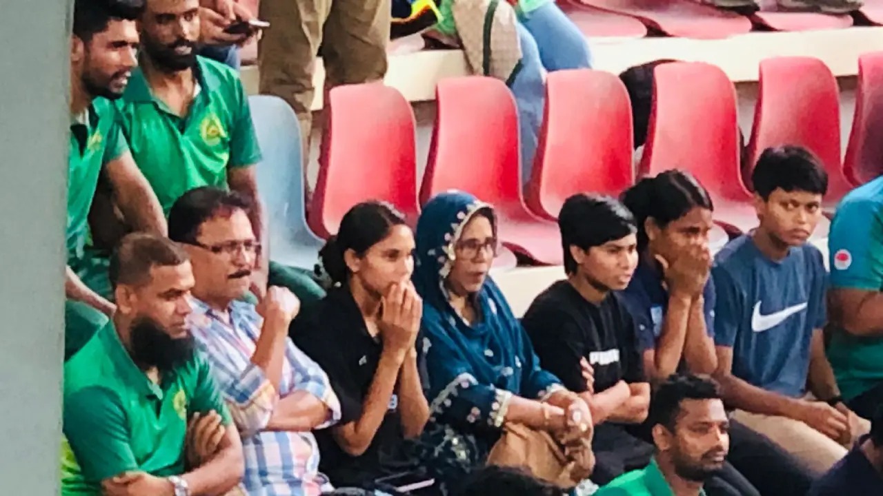 গ্যালারিতে উদ্বিগ্ন আফিদা, দেখলেন বোনের হার