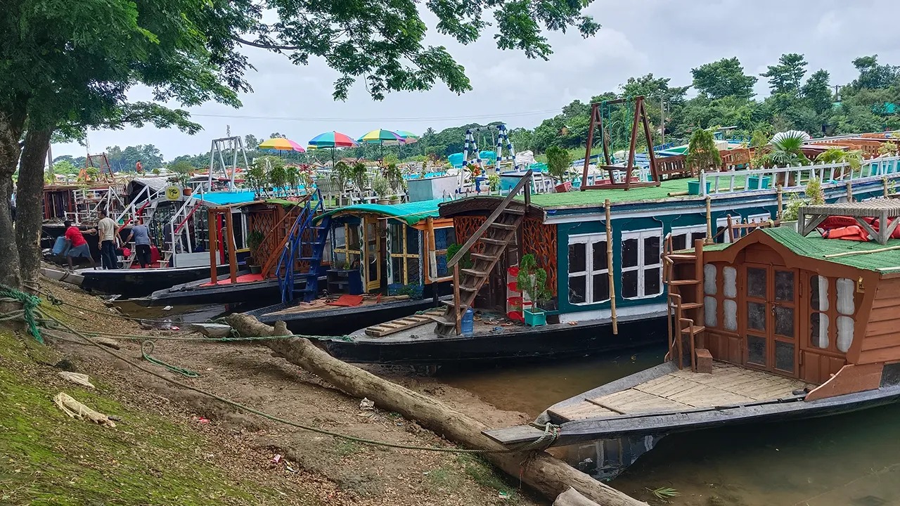 লাইসেন্স না থাকায় হাওরের ১২ হাউসবোটকে জরিমানা