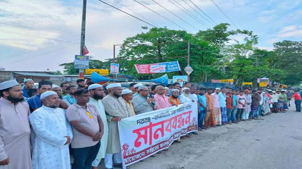 জৈন্তাপুরে সড়ক সংস্কারের দাবিতে মানববন্ধন