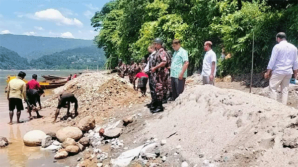 জাফলংয়ে দেড় হাজার ঘনফুট পাথর উদ্ধার ও ৫০ টি বারকি নৌকা ধ্বংস