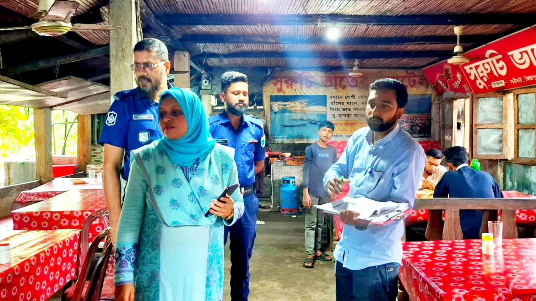 জৈন্তাপুরে ভোক্তা অধিকার আইনে অভিযান, সুরুচি রেস্টুরেন্টকে জরিমানা
