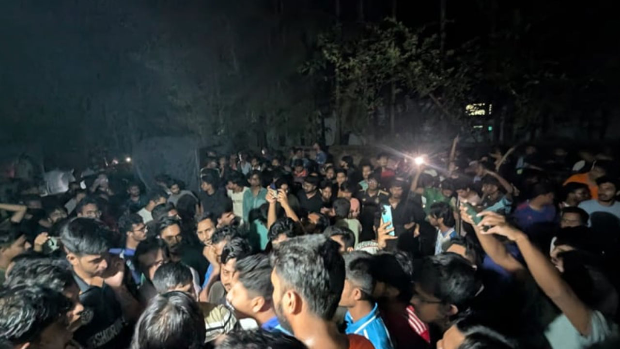 মাইকে ঘোষণা দিয়ে সংঘর্ষে জড়ালেন চবি শিক্ষার্থী ও স্থানীয়রা, আহত অন্তত ৫০