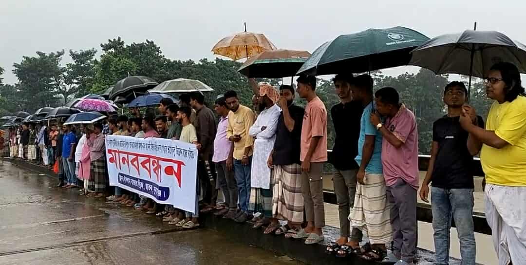 ছাতকে অবৈধভাবে বালু উত্তোলন বন্ধ করেপ বসতভিটা রক্ষার দাবিতে মানববন্ধন