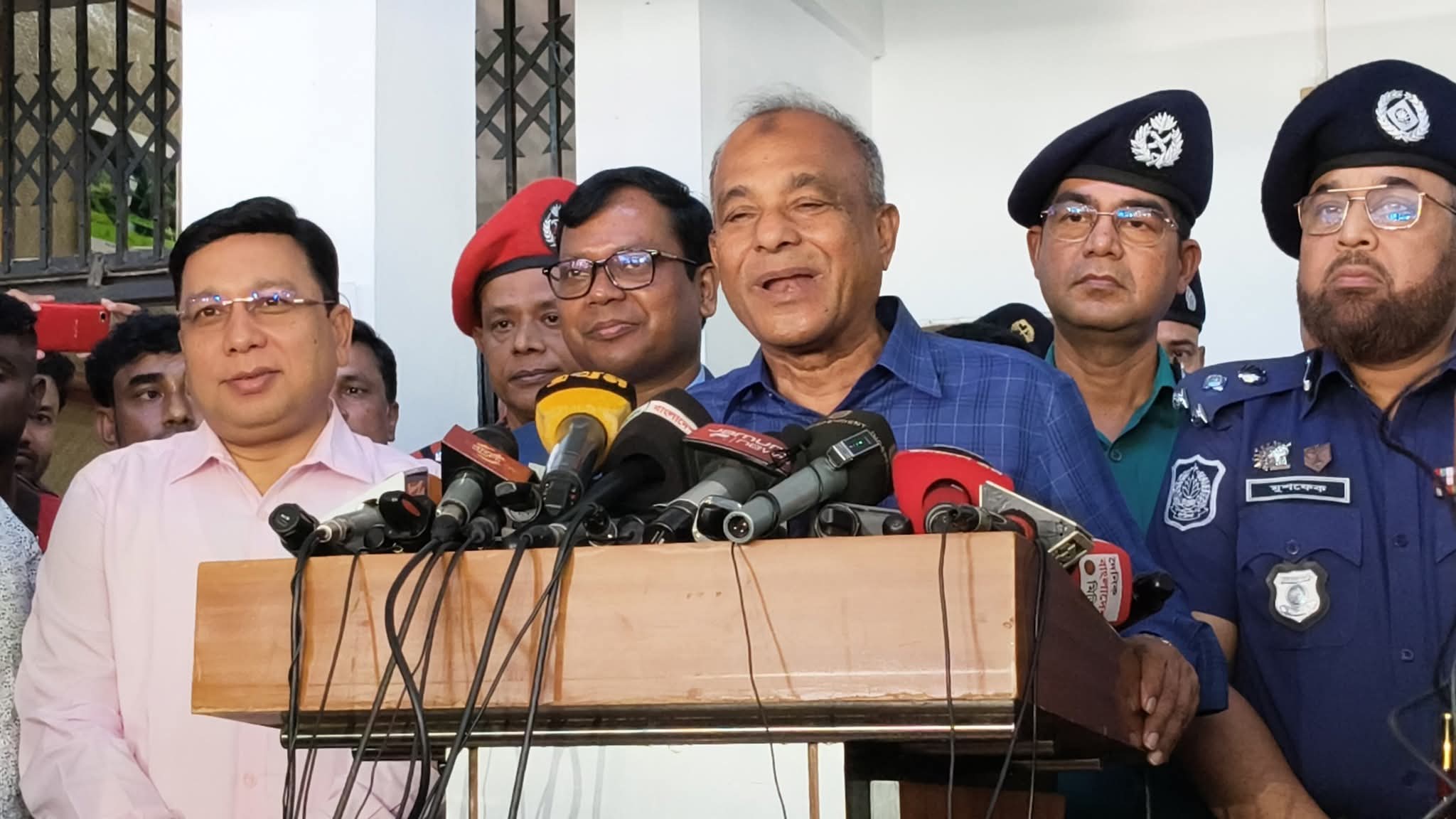 স্বরাষ্ট্র উপদেষ্টা সিলেটে বৈঠক করছেন স্থানীয় ঊর্ধ্বতন কর্মকর্তাদের সাথে