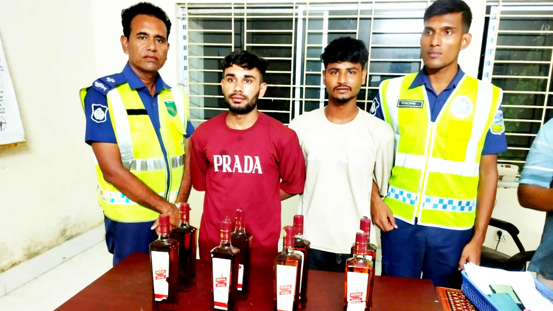 জৈন্তাপুরে হাইওয়ে পুলিশের অভিযানে  ভারতীয় মদসহ দুই যুবক আটক