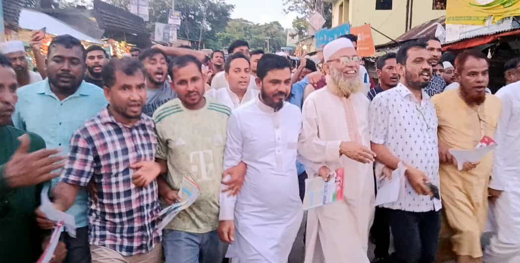 জৈন্তাপুর সারিঘাটে হাকিম চৌধুরীর লিফলেট বিতরণ