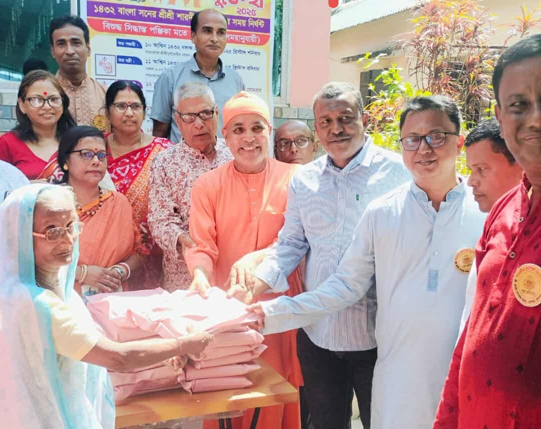 দূর্গাপূজায় সুনামগঞ্জ রামকৃষ্ণ মিশনে শতাধিক বস্ত্র বিতরন করেন এ্যাডভোকেট নুরুল ইসলাম
