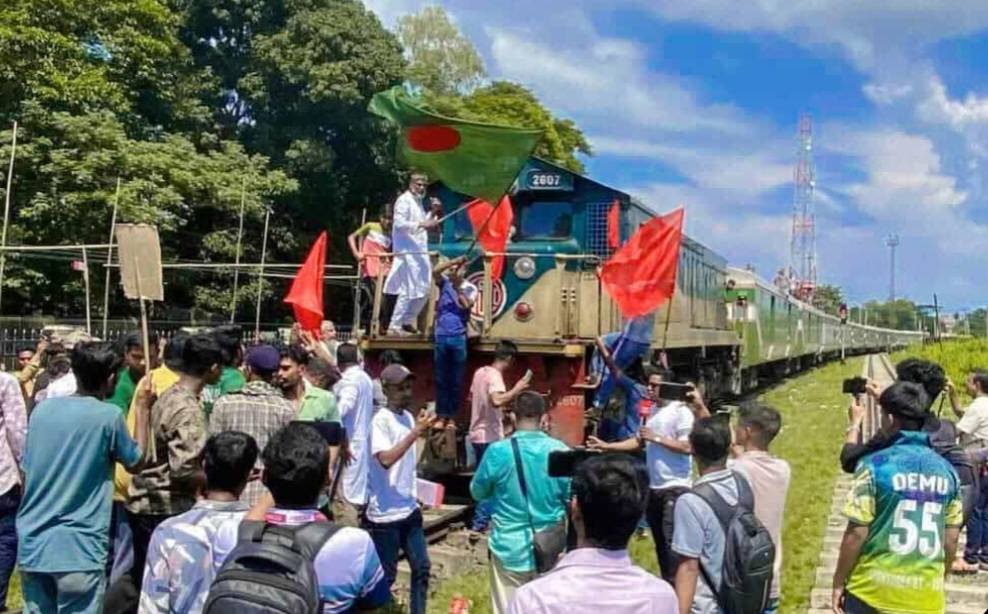 সিলেটবাসীর প্রাণের দাবি: রেলপথ সংস্কারসহ ৮ দফায় কুলাউড়া জংশনে অবস্থান কর্মসূচি