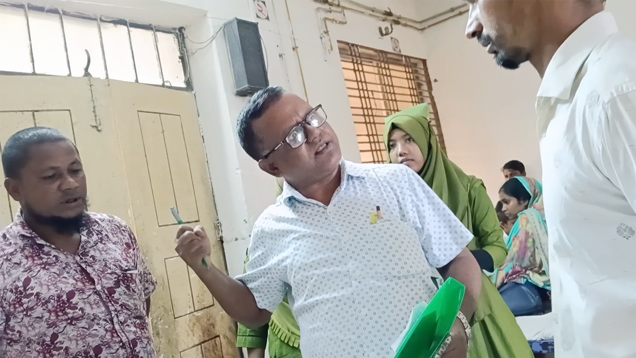 ভিডিও ভাইরালের পর সেই চিকিৎসক বরখাস্ত