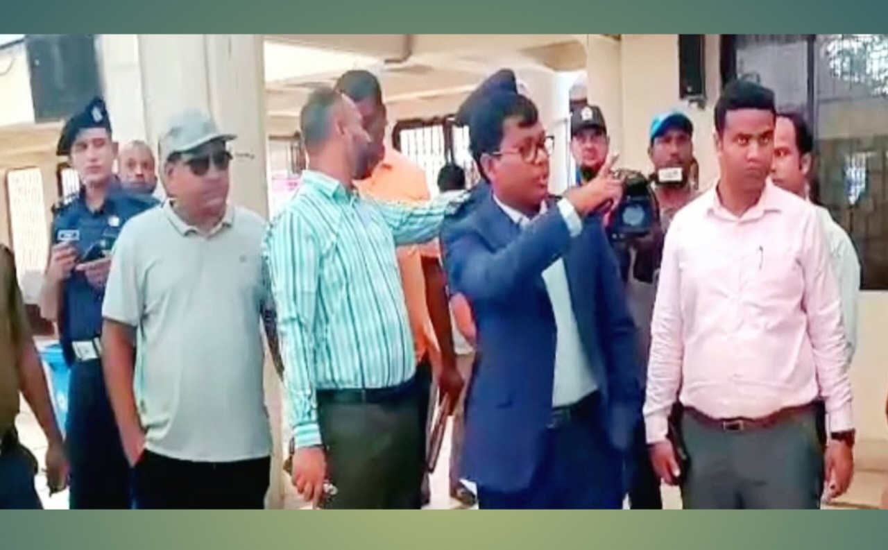 সিলেট রেল স্টেশনে জেলা প্রশাসক