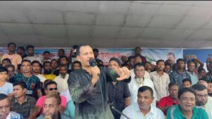তাহিরপুরের বাদাঘাট পাবলিক উচ্চ বিদ্যালয় মঠে ফুটবল ম্যাচের উদ্বোধন করেন  কামরুজ্জামান কামরুল