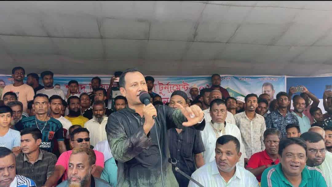 তাহিরপুরের বাদাঘাট পাবলিক উচ্চ বিদ্যালয় মঠে ফুটবল ম্যাচের উদ্বোধন করেন  কামরুজ্জামান কামরুল
