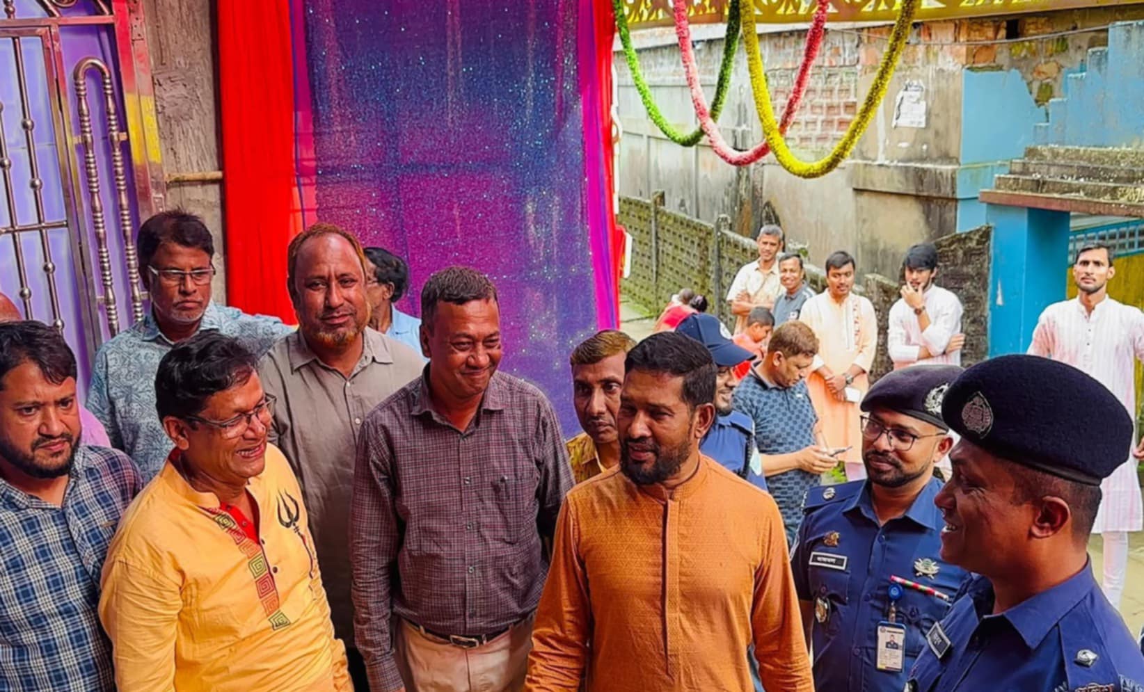 বড়লেখায় বিভিন্ন পূজা মণ্ডপ পরিদর্শনে পুলিশ সুপার
