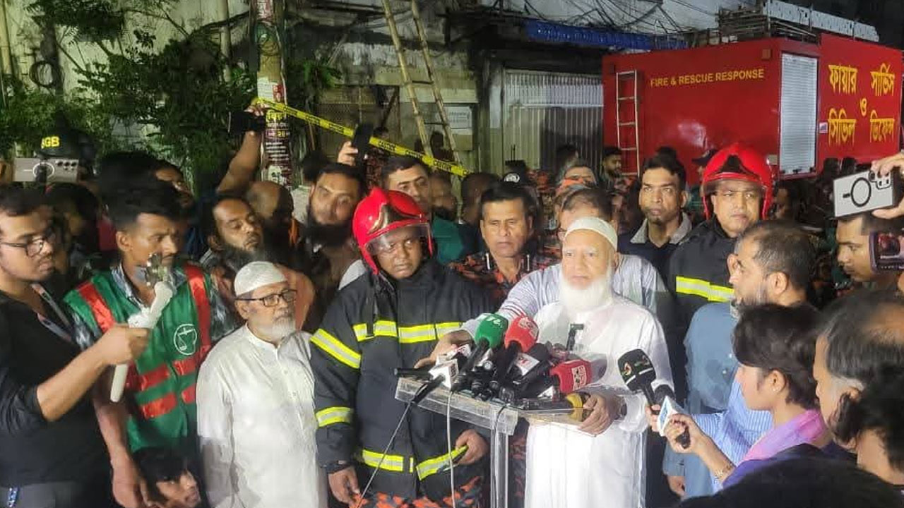 অ’গ্নি’কা’ণ্ডে নি’হ’তদের পরিবারপ্রতি ১ লাখ টাকা সহায়তার ঘোষণা জামায়াত আমিরের