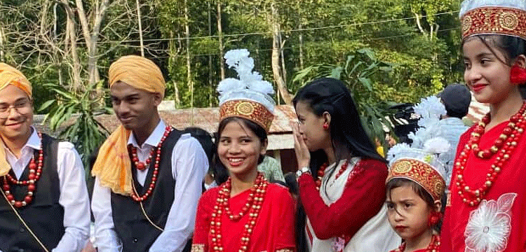 কমলগঞ্জে সেং কুটস্নেম উৎসবে মেতেছিলেন খাসিয়া জনগোষ্ঠী