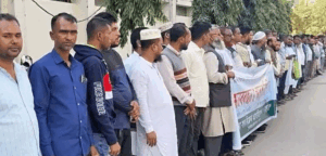 সুনামগঞ্জে লাইসেন্স বহাল ও নীতিমালা সংশোধনের দাবিতে খুচরা সার বিক্রেতাদের মানববন্ধন