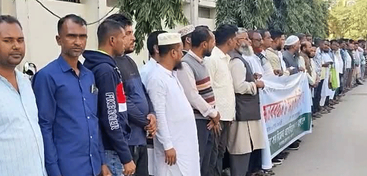 সুনামগঞ্জে লাইসেন্স বহাল ও নীতিমালা সংশোধনের দাবিতে খুচরা সার বিক্রেতাদের মানববন্ধন