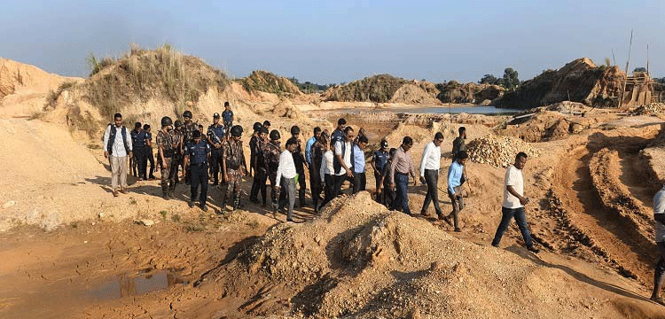 শাহ আরফিন টিলায় ডিসির অভিযান, ৮ টি বোমা মেশিন ধ্বংস