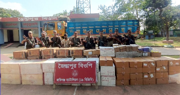 জৈন্তাপুরে দেড় কোটি টাকার ভারতীয় কসমেটিকসসহ ট্রাক আটক: গ্রেপ্তার ১