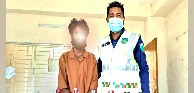 জৈন্তাপুরে সিলেটগামী বাসে ভারতীয় মদসহ যুবক আটক