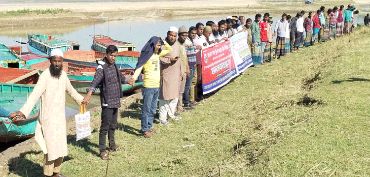 সুনামগঞ্জে নদীপথে অতিরিক্ত টোল আদায়ের প্রতিবাদে মানববন্ধন