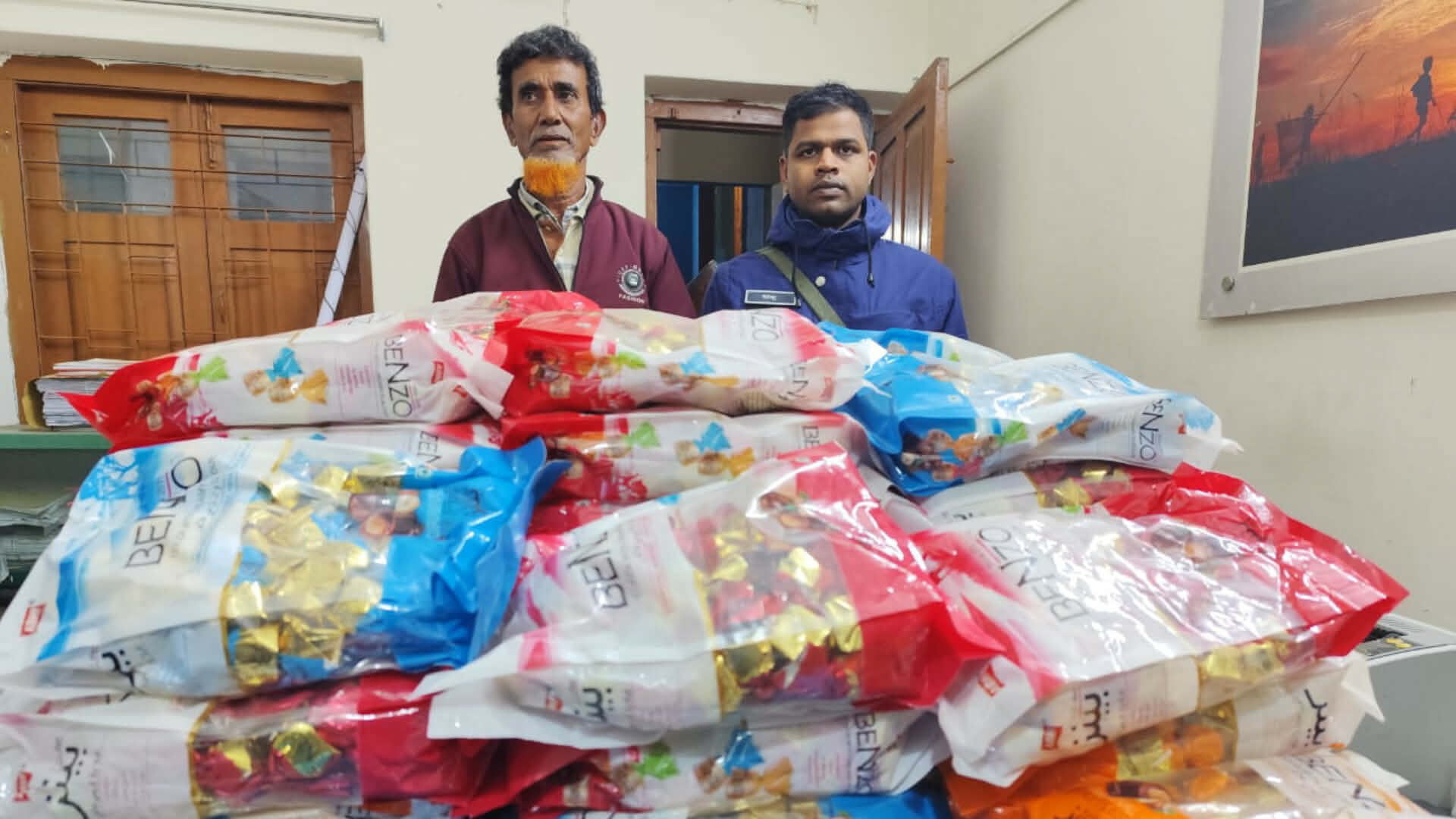 জৈন্তাপুরে পর্যটকবাহী বাস হতে ভারতীয় চকলেট ও জিরাসহ একজন আটক