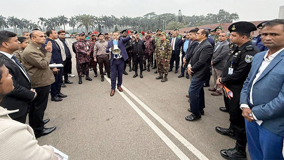 মানিক মিয়া অ্যাভিনিউজুড়ে খালেদা জিয়ার জানাজার প্রস্তুতি