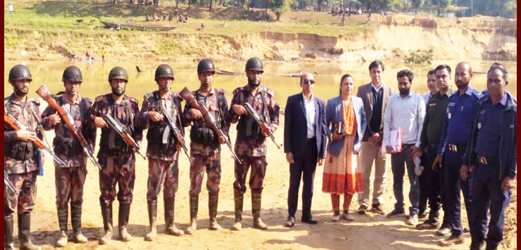 টাস্কফোর্স অভিযানে জৈন্তাপুরে ২০ হাজার ঘনফুট বালু জব্দ, ৫০টি নৌকা ধ্বংস