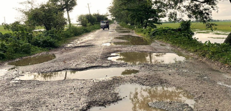 বানিয়াচং-আজমিরীগঞ্জ সড়কের বেশিরভাগ অংশ ভেঙে বড় বড় খানা-খন্দক