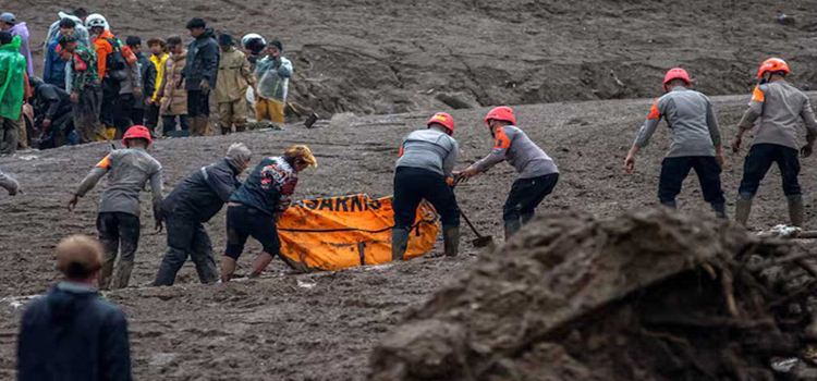ইন্দোনেশিয়ায় ভূমিধসে নিহত বেড়ে ১০, নিখোঁজ ৮০