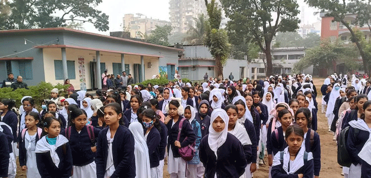 বছরের প্রথম দিনে সিলেটে শিক্ষার্থীদের হাতে নতুন বই