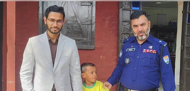 ট্রেন থেকে উদ্ধার চার বছরের শিশুকে শ্রীমঙ্গল সমাজসেবা অফিসে হস্তান্তর