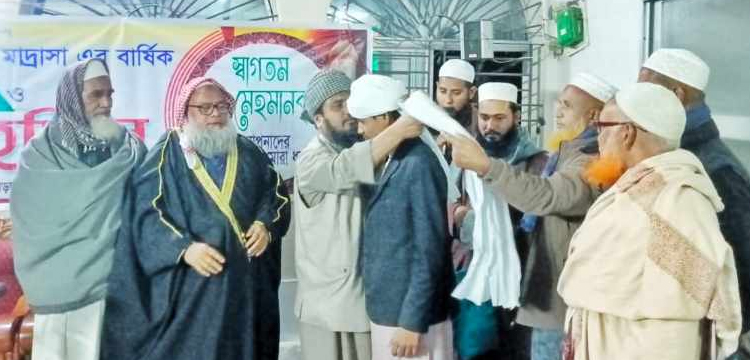 কুলাউড়ায় ৪ কোরআনের হাফেজকে পাগড়ি পরিয়ে সম্মাননা