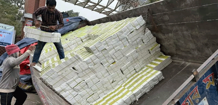 সিলেটে স্কুলের সামনে উল্টে গেল নতুন বই ভর্তি ট্রাক