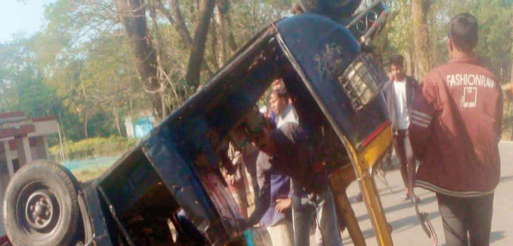 জকিগঞ্জে শিক্ষার্থীকে বাঁচাতে গিয়ে দশ সিটার গাড়ি উল্টে আহত ২