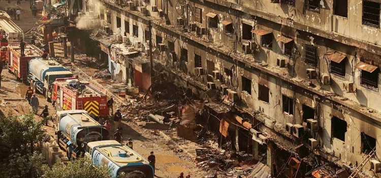 করাচিতে শপিং মলে আগুনে নিহত বেড়ে ২৮, নিখোঁজ ৮১