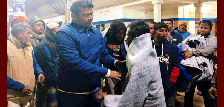 রাতের আঁধারে শীতার্তদের দ্বারে কমলগঞ্জের ইউএনও