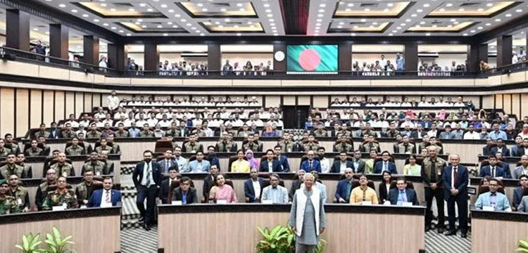 কমকর্তা ও কর্মচারীদের কাছ থেকে বিদায় নিলেন প্রধান উপদেষ্টা