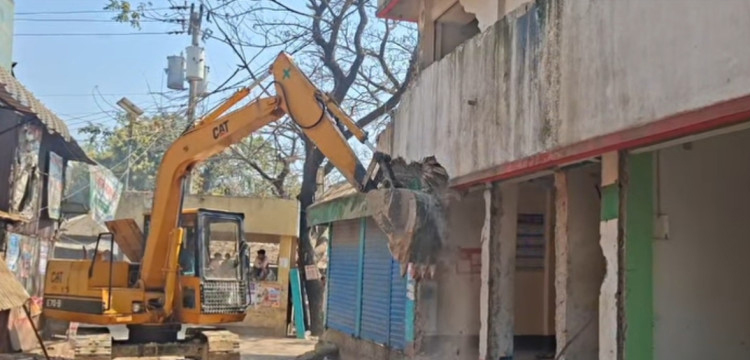 মধ্যনগরের যুবলীগ নেতার অবৈধ ভবন উচ্ছেদ