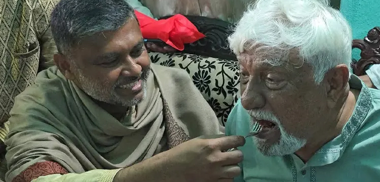 বিজয়ী প্রার্থীকে ফুল দিয়ে শুভেচ্ছা শিশির মনিরের