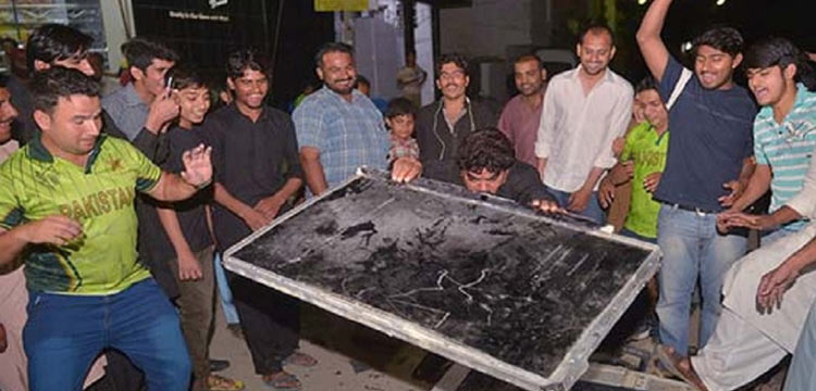 ভারতের বিপক্ষে হারায় পাকিস্তানে টিভি ভাঙচুর