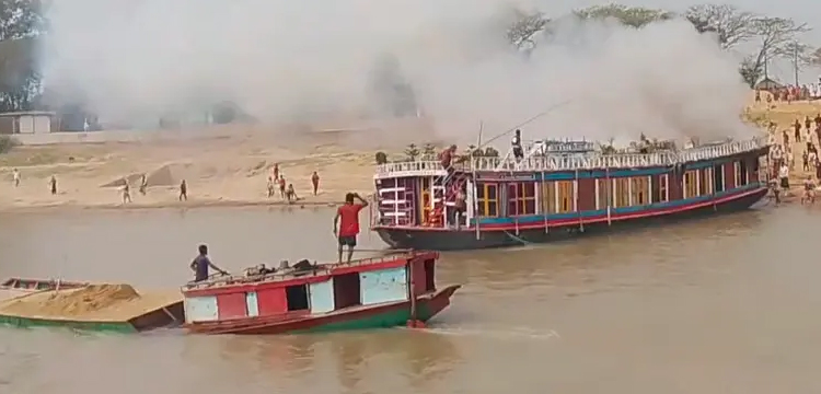 তাহিরপুর উপজেলাে হাওরগামী হাউসবোটে আগুন