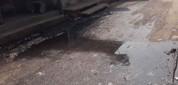 শায়েস্তাগঞ্জে ড্রেনের ময়লা পানি উপচে সড়কের বেহাল দশা