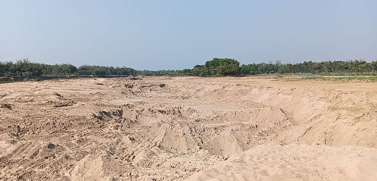 কুলাউড়ায় মনু নদীর চর কেটে প্রায় তিন কোটি টাকার বালু লুট