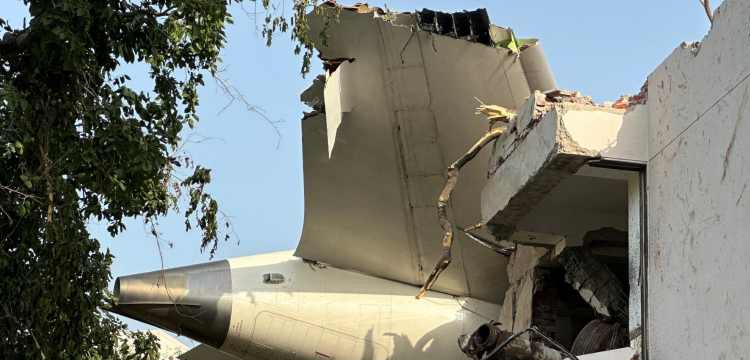 ভারতে এয়ার অ্যাম্বুলেন্স বিধ্বস্ত, সকল আরোহীর মৃত্যুর শঙ্কা